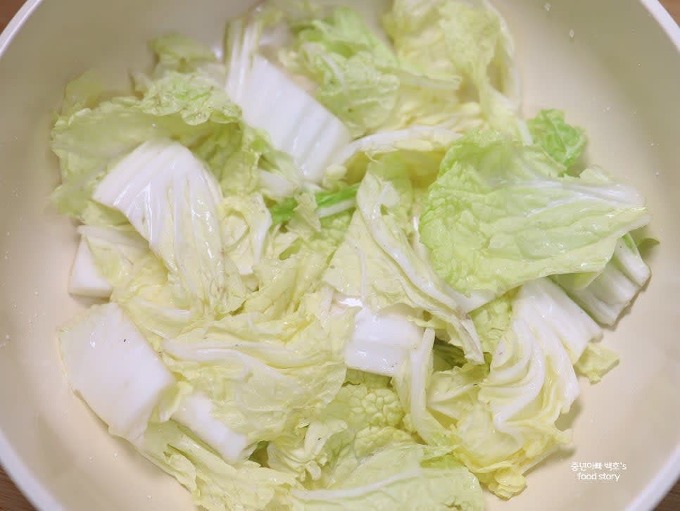 겉절이 담고 남은 배추를 적당한 크기로 준비합니다.