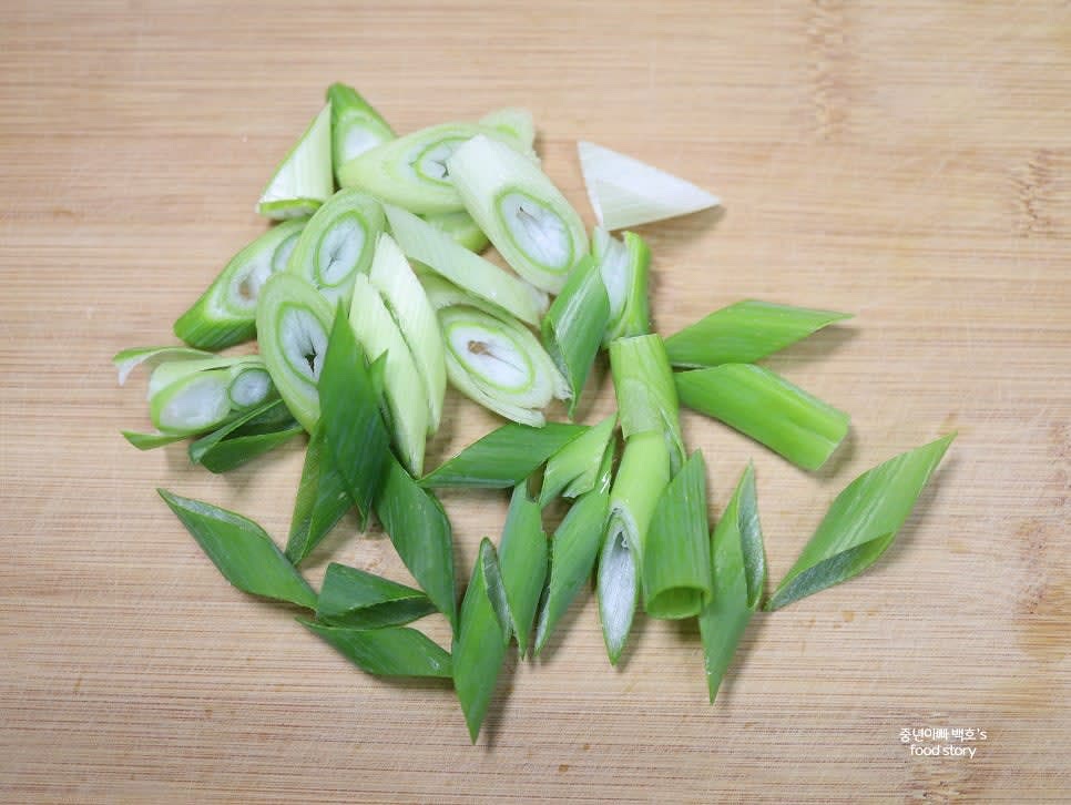 대파는 1대를 어슷하게 썰고, 양파는 1/2개를 적당한 크기로 썰어줍니다.