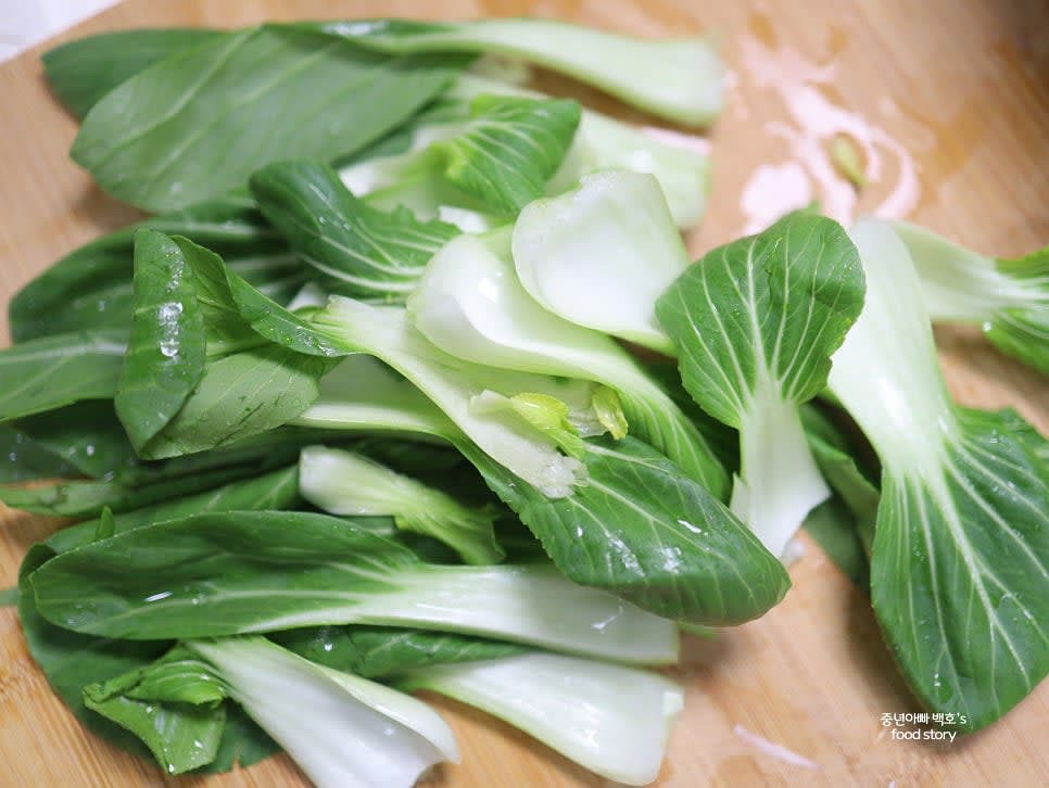 청경채는 2송이를 흐르는 물에 깨끗이 씻고 큰 것은 길게 반으로 잘라줍니다.