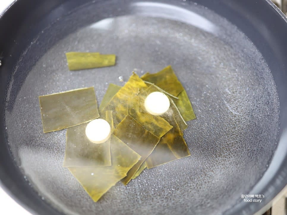 생수 1500ml에 다시마 15장을 흐르는 물에 헹궈 넣고, 멸치 육수용 동전 멸치 2알을 추가한 후 센 불에서 3분간 끓여 다시마를 건져냅니다.