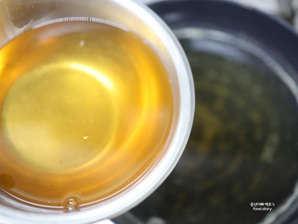 버섯 우린 물 500ml와 다진 마늘 1/2스푼을 육수에 넣고 끓입니다.