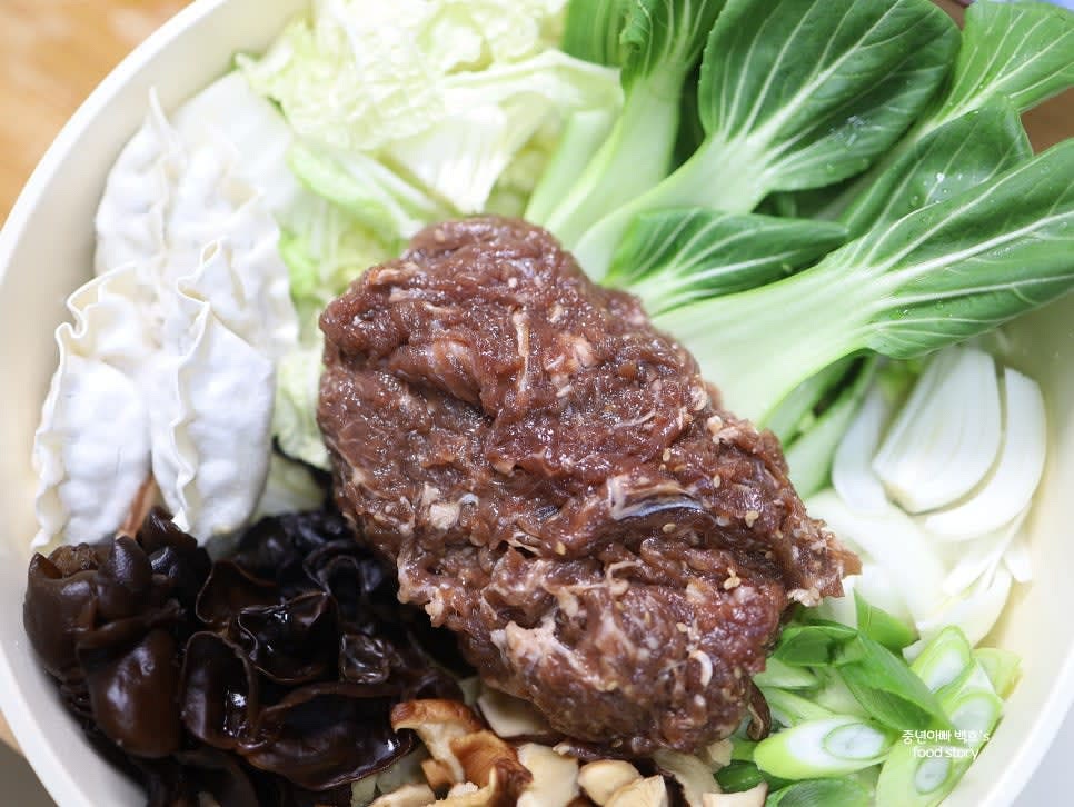 소불고기를 맨 마지막에 가운데에 올립니다.