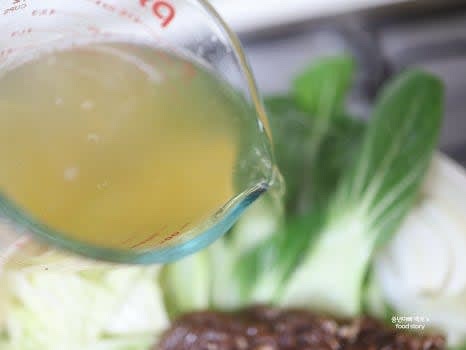 만들어 놓은 다시마 육수를 넉넉히 붓고 센 불에서 보글보글 끓입니다.