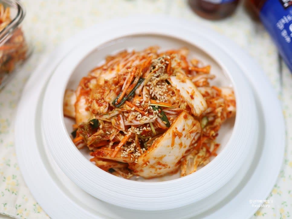 완성된 배추겉절이를 접시에 담아 바로 드시면 됩니다.