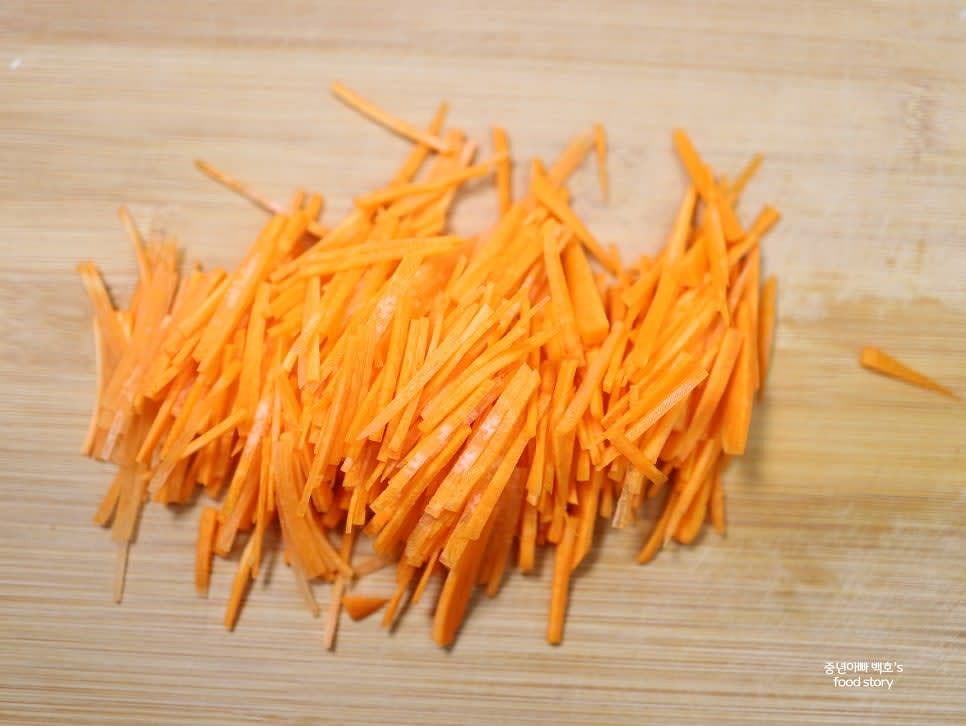 당근 1개를 2cm 내외로 채 썰어 준비합니다.