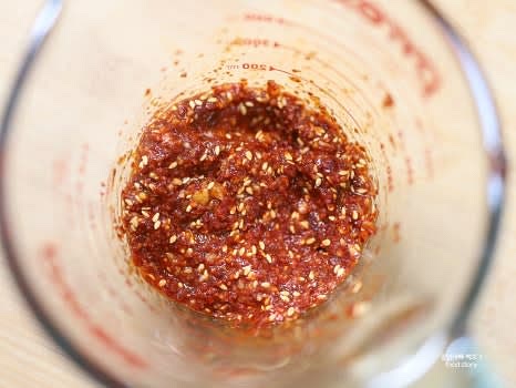 큰 볼에 국간장 2T, 만능요리액젓 7T, 고춧가루 6T, 알룰로스 1T, 다진 마늘 2T, 통깨 2T, 물 4T를 넣고 섞어 양념을 만듭니다.