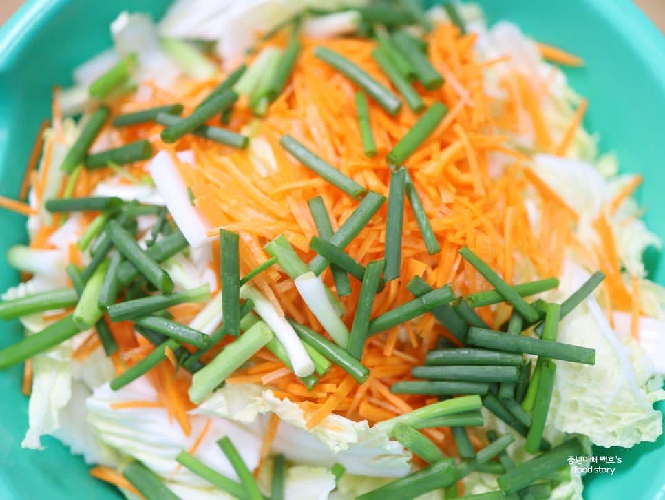 넉넉한 그릇에 배추, 쪽파, 당근을 모두 넣고 가볍게 섞습니다.
