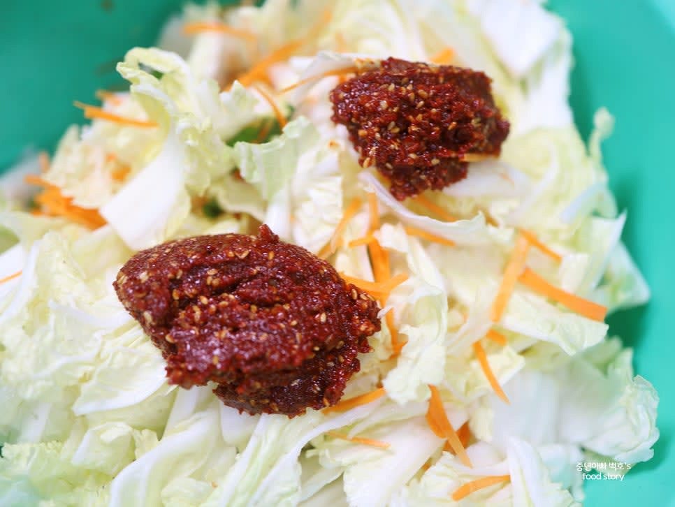 양념의 반을 넣고 고루 버무린 뒤 상태를 보며 양념을 추가해줍니다.