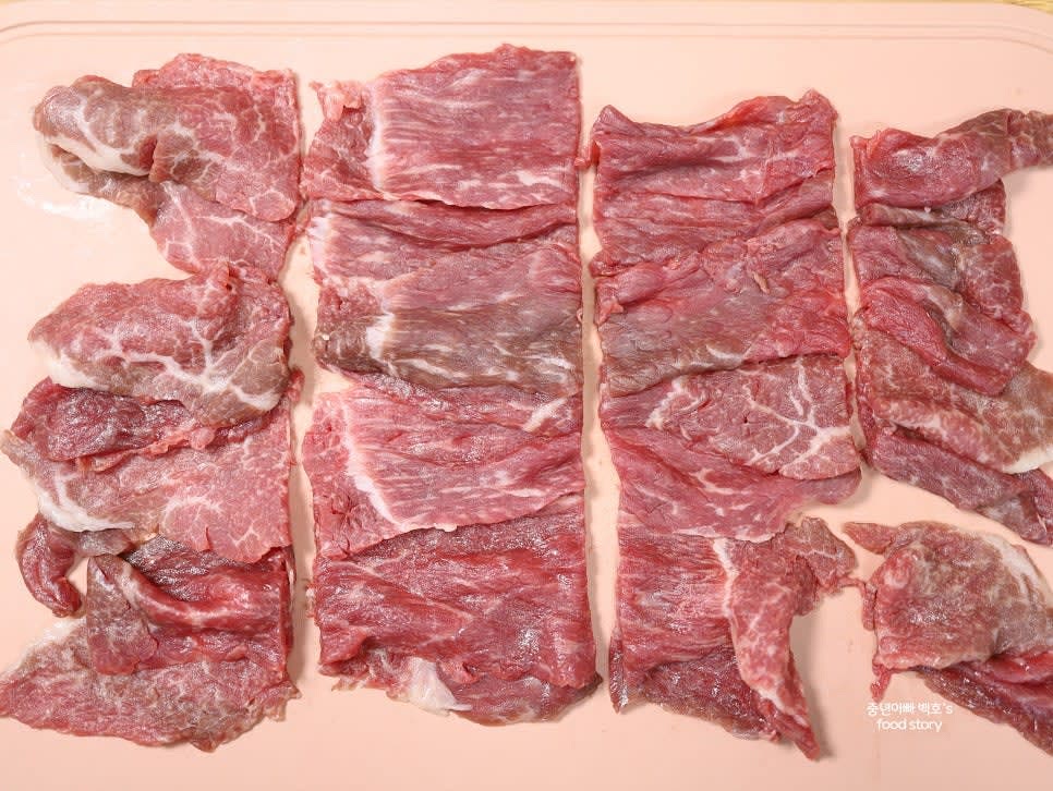 냉동 고기를 해동 후 핏물을 종이 타월로 제거하고 4등분으로 자릅니다.