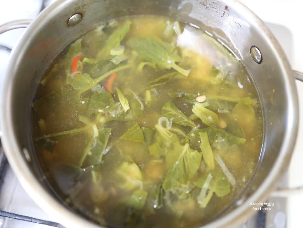시금치 된장국에 생수를 추가해 간을 조절합니다.