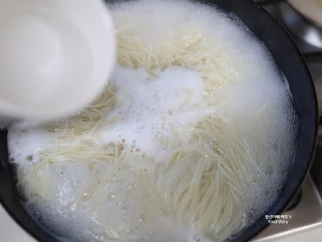 찬물 머그컵 반잔을 넣고 섞은 후 다시 2분간 끓입니다.