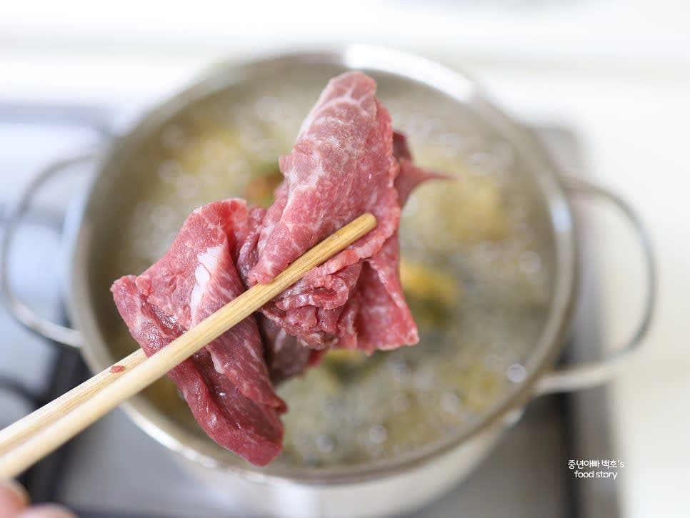 고기를 국물에 넣고 끓입니다.