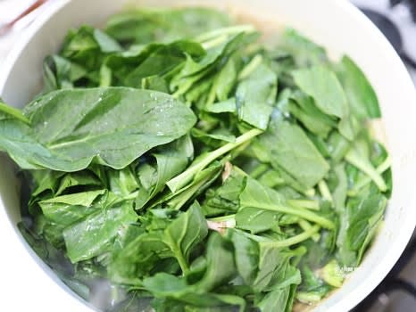 시금치를 흐르는 물에 잘 씻은 후 잠시 담가 주세요. 뿌리 부분은 깨끗이 손질하여 먹기 좋은 크기로 썰어주세요.