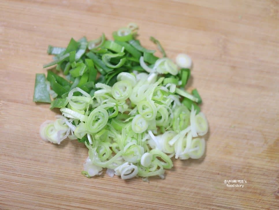 대파를 송송 썰어 준비하고 청양고추와 홍고추도 매운 맛을 원하면 적당한 크기로 썰어주세요.