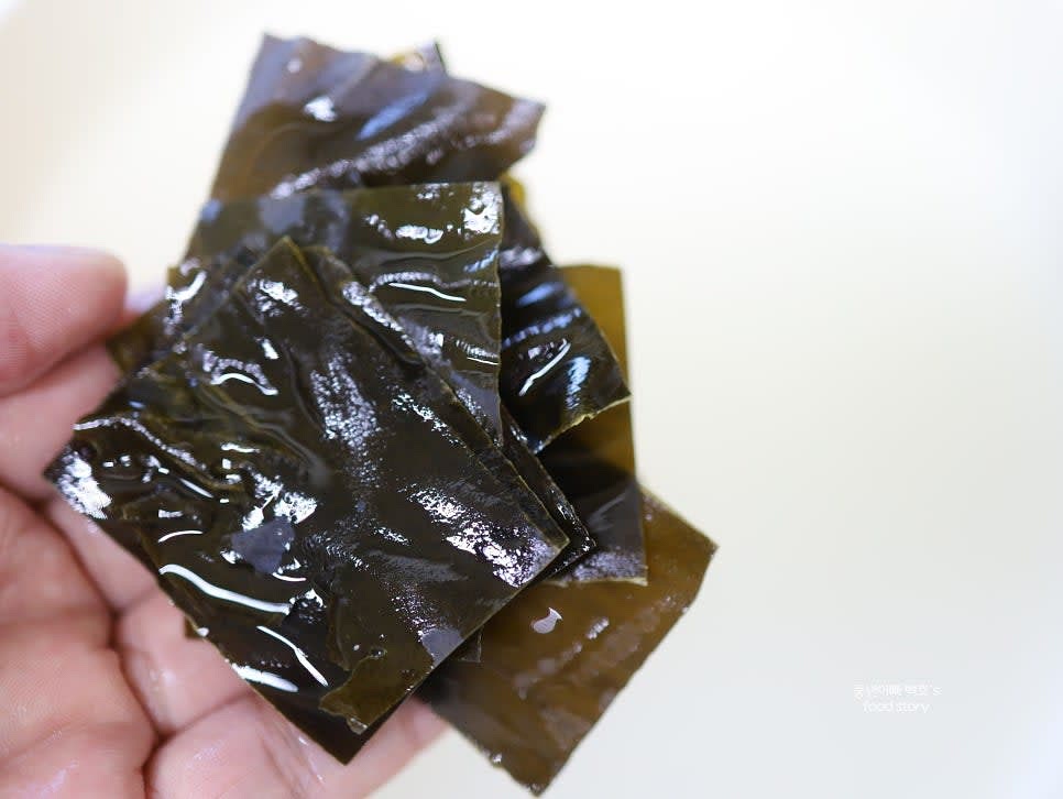 다시마 10장은 흐르는 물에 살짝 씻어 넣고, 멸치육수용 동전 3알도 추가해 주세요.