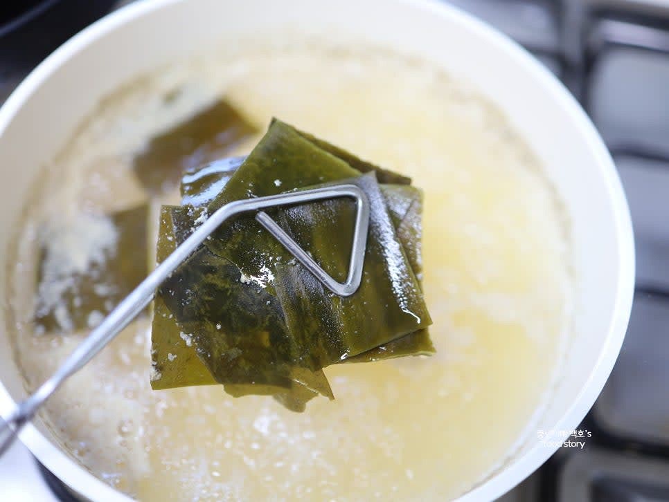 냄비를 센불에 올려 팔팔 끓기 시작하면 3분간 더 끓인 뒤 다시마를 건져냅니다.