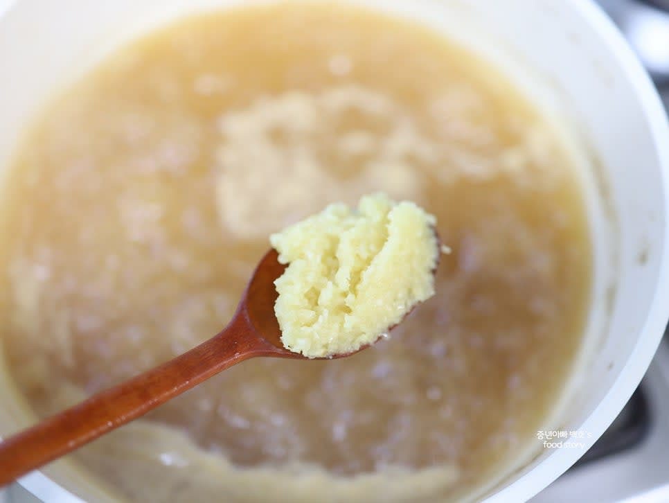 된장 1스푼과 다진 마늘 1스푼을 넣고 국물이 잘 섞이도록 저어주세요.