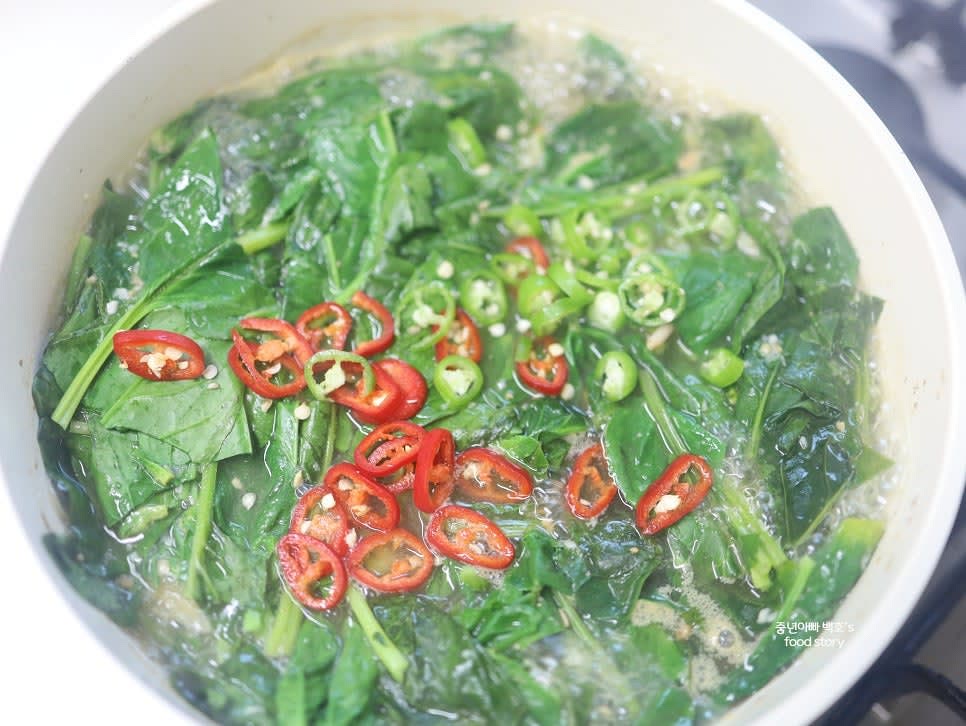 팔팔 끓으면 손질된 시금치와 고추를 넣고 중약불로 낮춘 후 뭉근히 끓여줍니다.