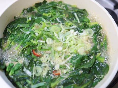 어느 정도 졸여졌으면 썰어 놓은 대파를 추가하고 한소끔 더 끓여주세요. 시금치된장국 완성입니다.