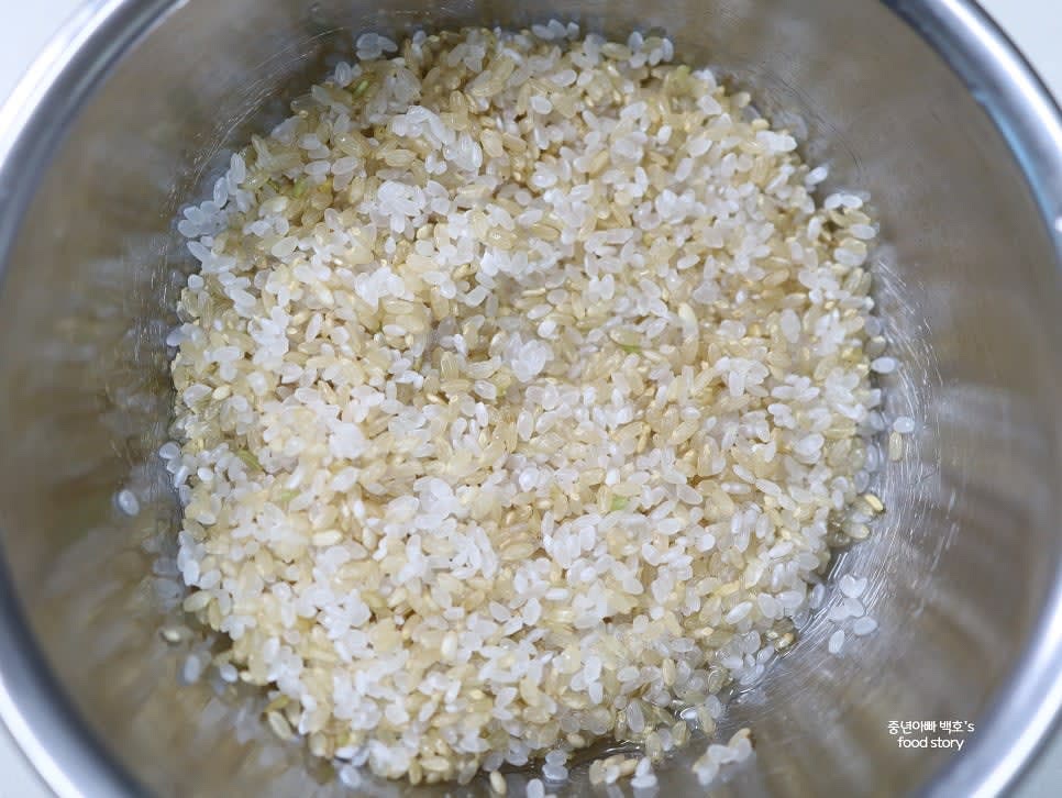 쌀을 깨끗이 씻은 후 20~30분간 불려주세요. 현미와 섞어도 좋습니다.