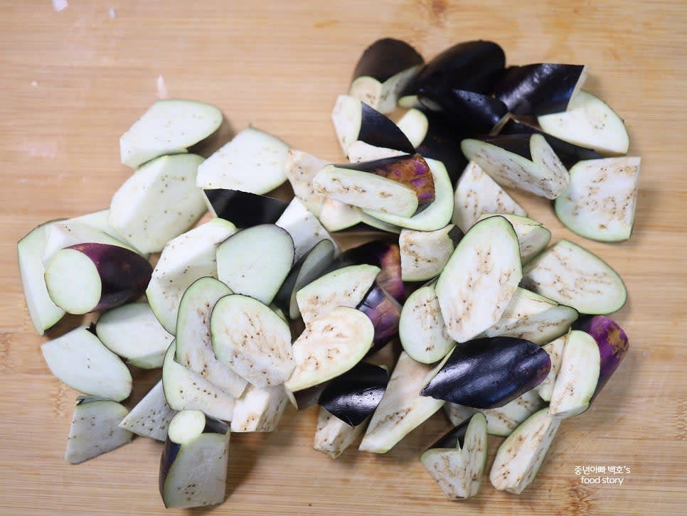 가지는 돌려깎기로 적당한 크기로 썰어 준비합니다.