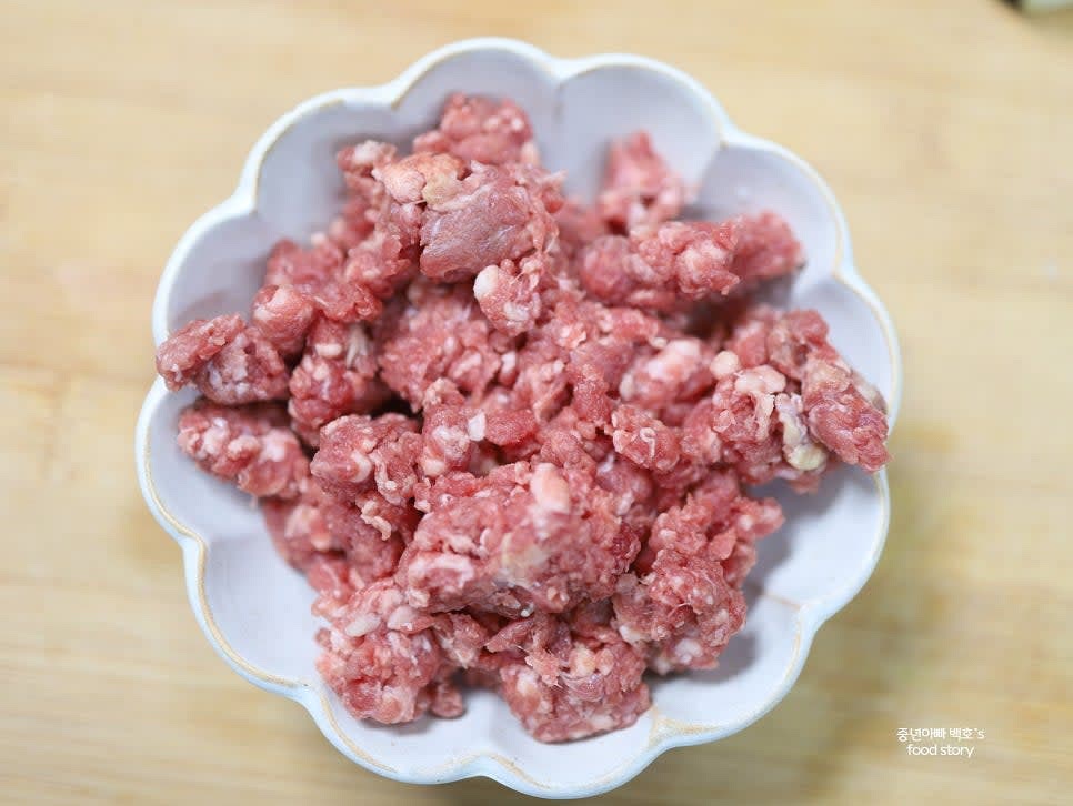 소고기 다짐육은 핏물을 종이타월로 제거합니다.