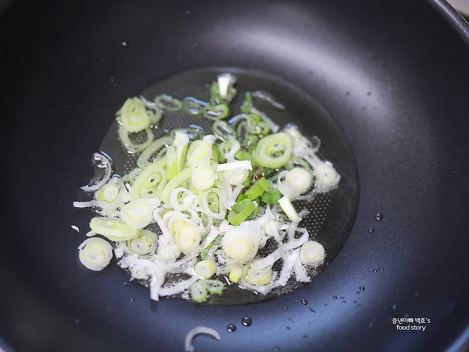 대파 흰 부분 1대를 송송 썰어 팬에 식용유 8스푼을 두르고 중약불에서 파 기름을 만들어주세요.
