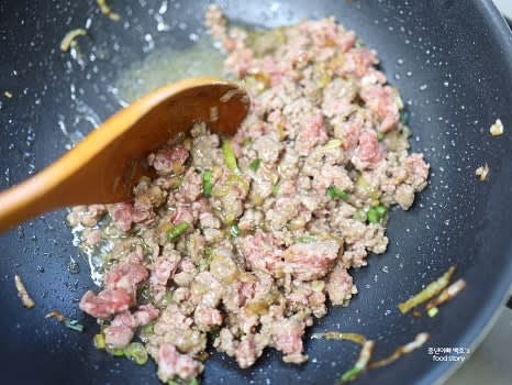 소고기를 넣고 골고루 익을 정도로만 볶아줍니다.