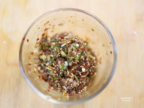 양념장을 만듭니다: 대파 1/2대와 청양고추를 송송 썰어 다진 마늘, 고춧가루, 통깨, 양조간장, 참기름을 섞어줍니다.