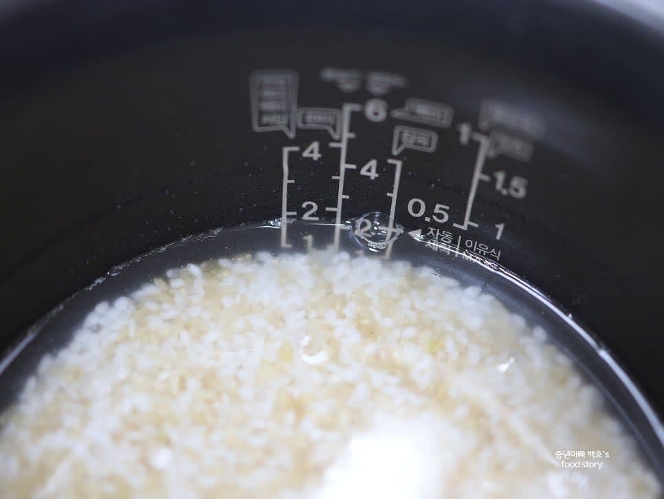 밥을 지을 때 물은 평소보다 20% 적게 잡아주세요.