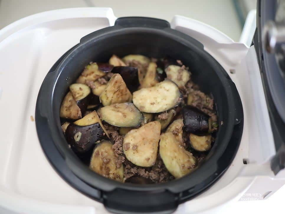 밥솥에 쌀과 볶아둔 재료를 모두 넣고 밥을 짓습니다.