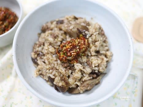 완성된 가지밥 위에 양념장을 곁들여 드시면 됩니다.