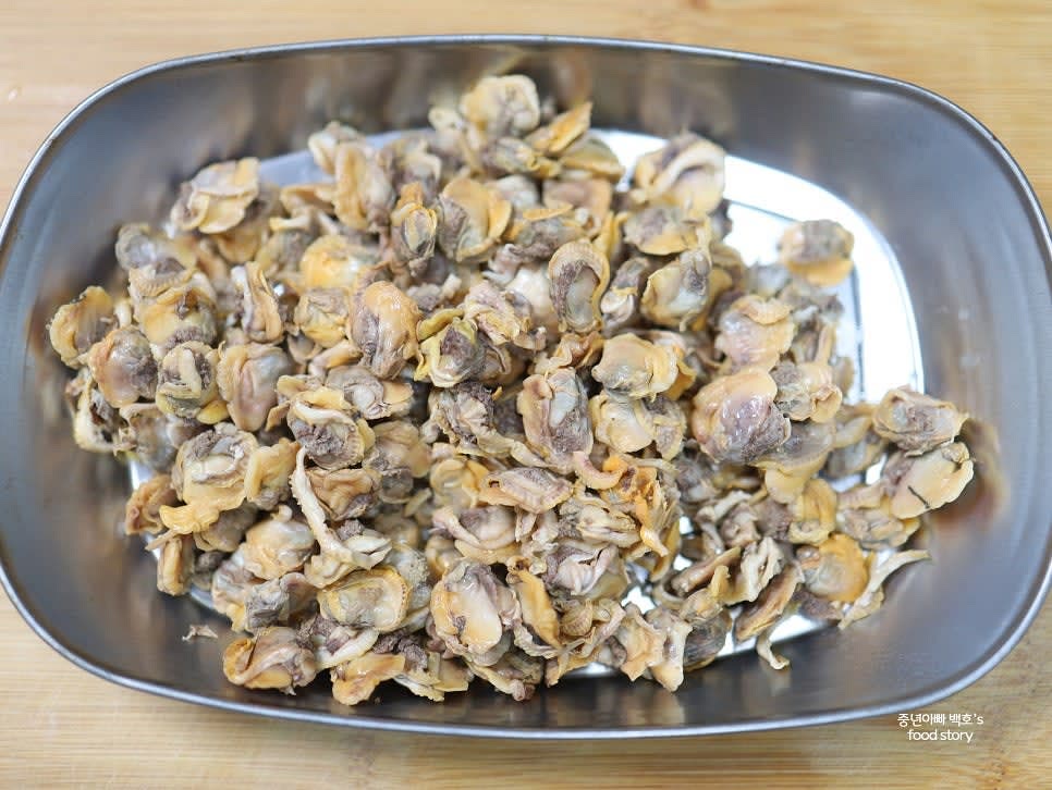 물에 소금 1T를 넣고 팔팔 끓인 후 꼬막을 넣고 살짝 데쳐 채반에 밭쳐 물기를 제거합니다.