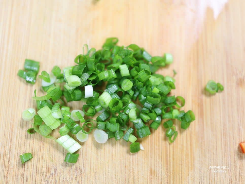 청양고추와 홍고추를 송송 썰고, 양파와 파프리카는 잘게 다지며, 쪽파는 송송 썰어 준비합니다.