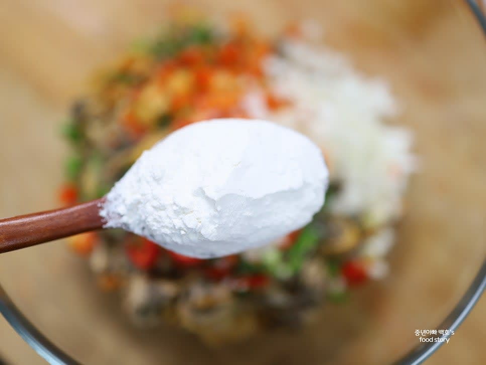 준비된 채소와 꼬막을 그릇에 담고 튀김가루 3스푼을 넣어 고루 버무립니다.