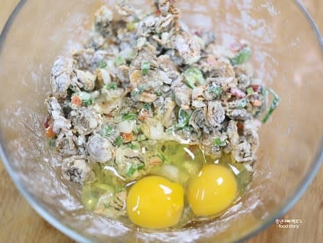 계란 2개를 풀어 준비한 반죽에 넣고 잘 섞어줍니다.