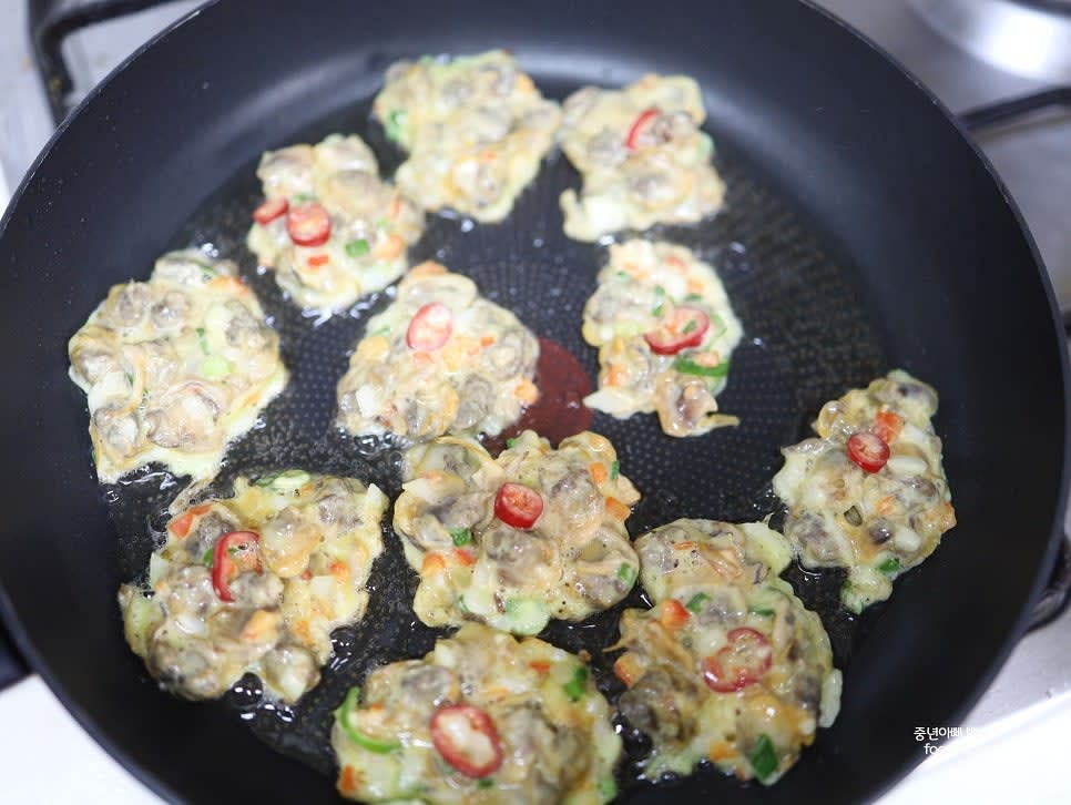 팬을 달군 후 반죽을 스푼으로 떠서 팬에 올리고, 중약불로 앞뒤 노릇하게 부칩니다.