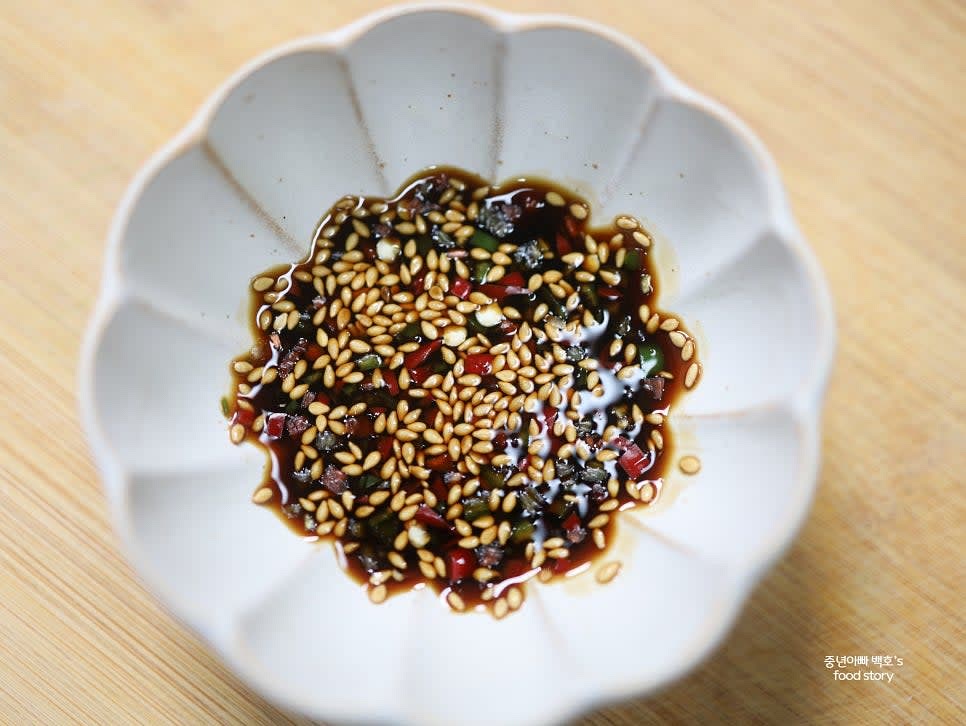 양조간장, 식초, 매실액, 알룰로스, 잘게 썬 청양고추와 홍고추를 섞어 전용 간장 양념을 만들어 곁들입니다.