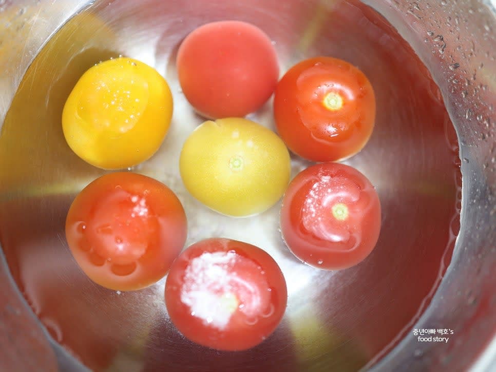 토마토를 베이킹 소다를 푼 물에 잠시 담근 후 흐르는 물에 깨끗이 씻어냅니다.