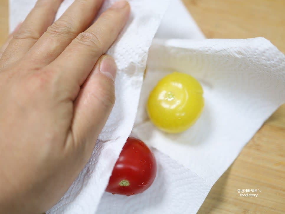 종이타월로 물기를 제거한 후 토마토를 잘게 다져줍니다. 수분이 있는 상태로 사용하거나 물기를 제거하고 과육만 사용합니다.