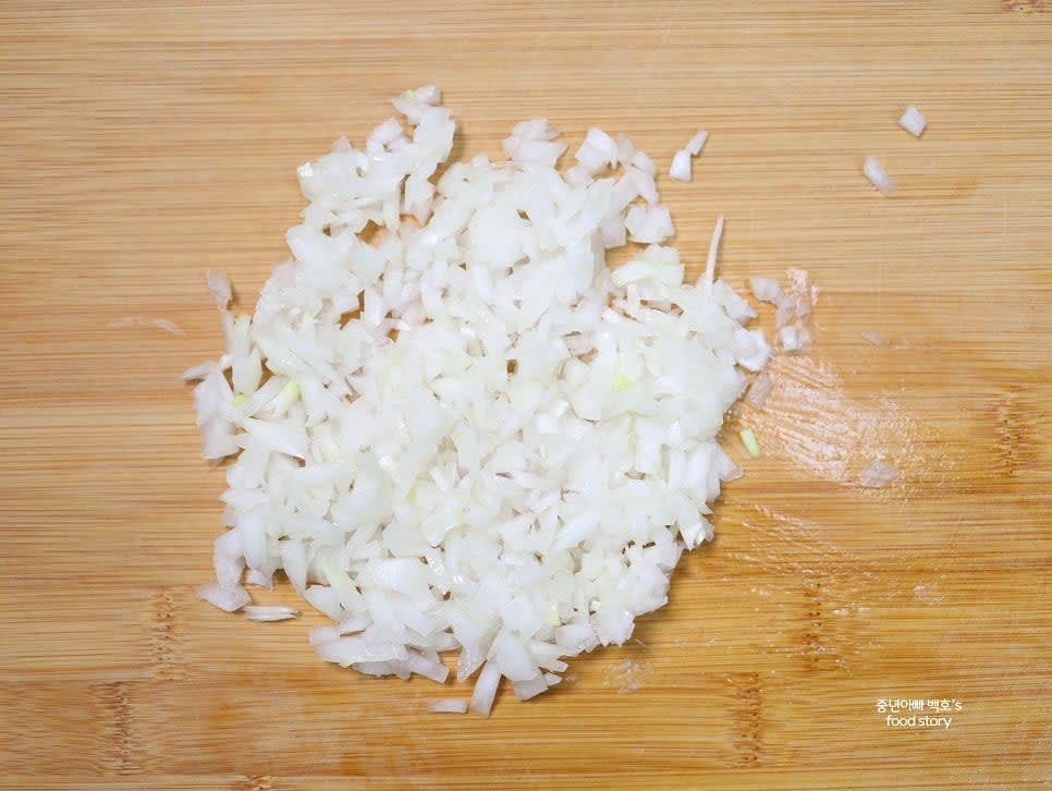 양파 1/2개를 잘게 다져줍니다.