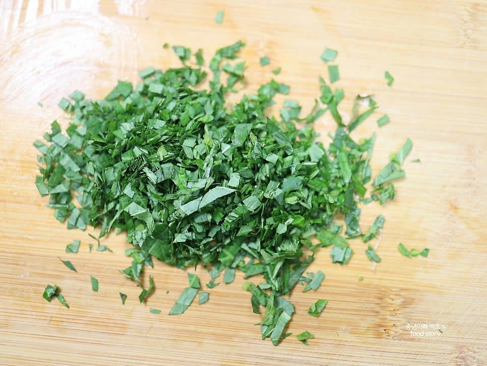 깻잎 4장 (또는 고수)을 잘게 썰어줍니다.