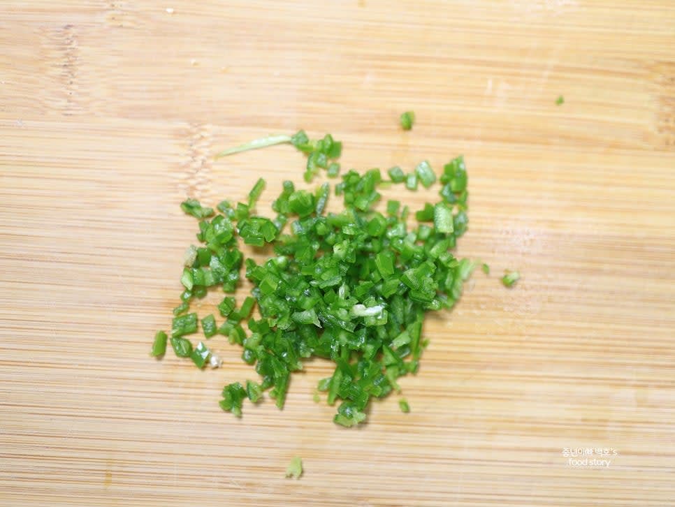 청양고추 1개를 잘게 다져줍니다.