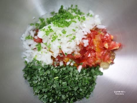 모든 재료를 그릇에 담아줍니다.