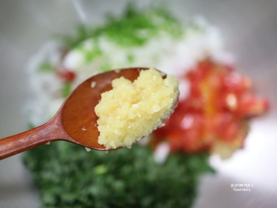 다진 마늘 1/2스푼을 추가하고 잘 섞어줍니다.