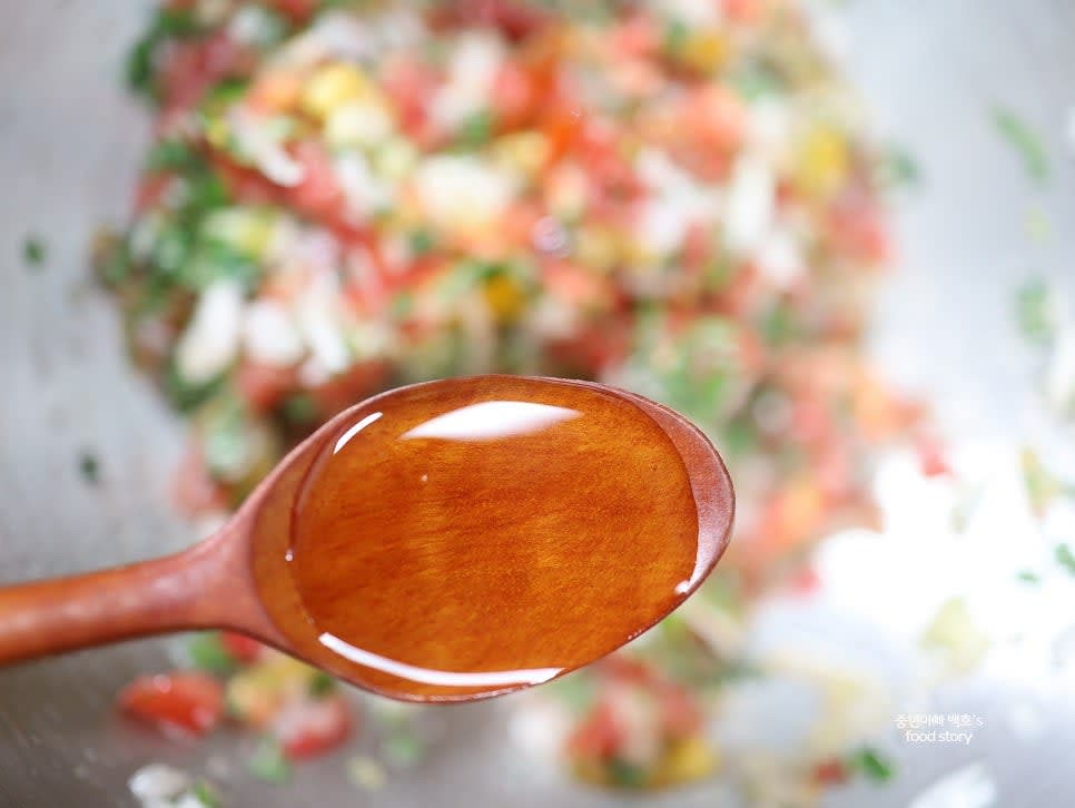 알룰로스 1스푼을 넣어 섞어줍니다. 올리고당이나 황설탕으로 대체할 수 있습니다.