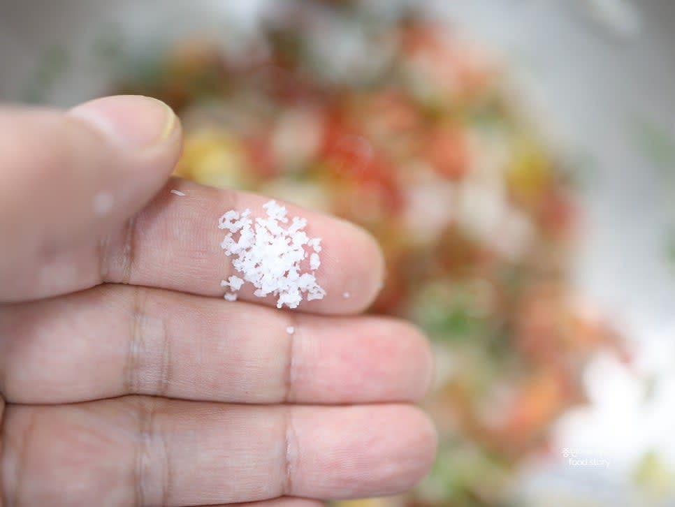 소금을 한 꼬집 넣고, 레몬즙 3스푼을 넣어 잘 섞어줍니다.