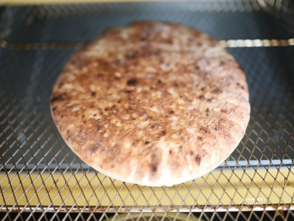 냉동 상태의 피타브레드를 에어프라이어에 3분 정도 돌려 따뜻하게 데웁니다.