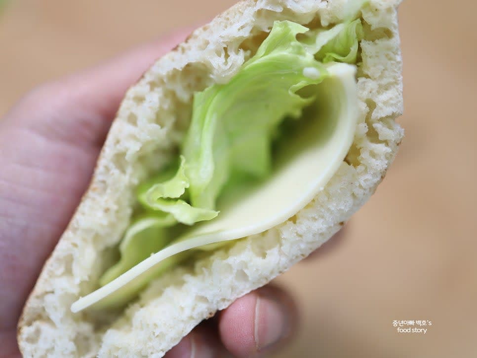 슬라이스 치즈를 반으로 나누어 각각 피타브레드 안에 넣습니다.