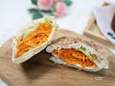 모든 재료를 넣은 후 피타브레드를 접시에 담습니다.